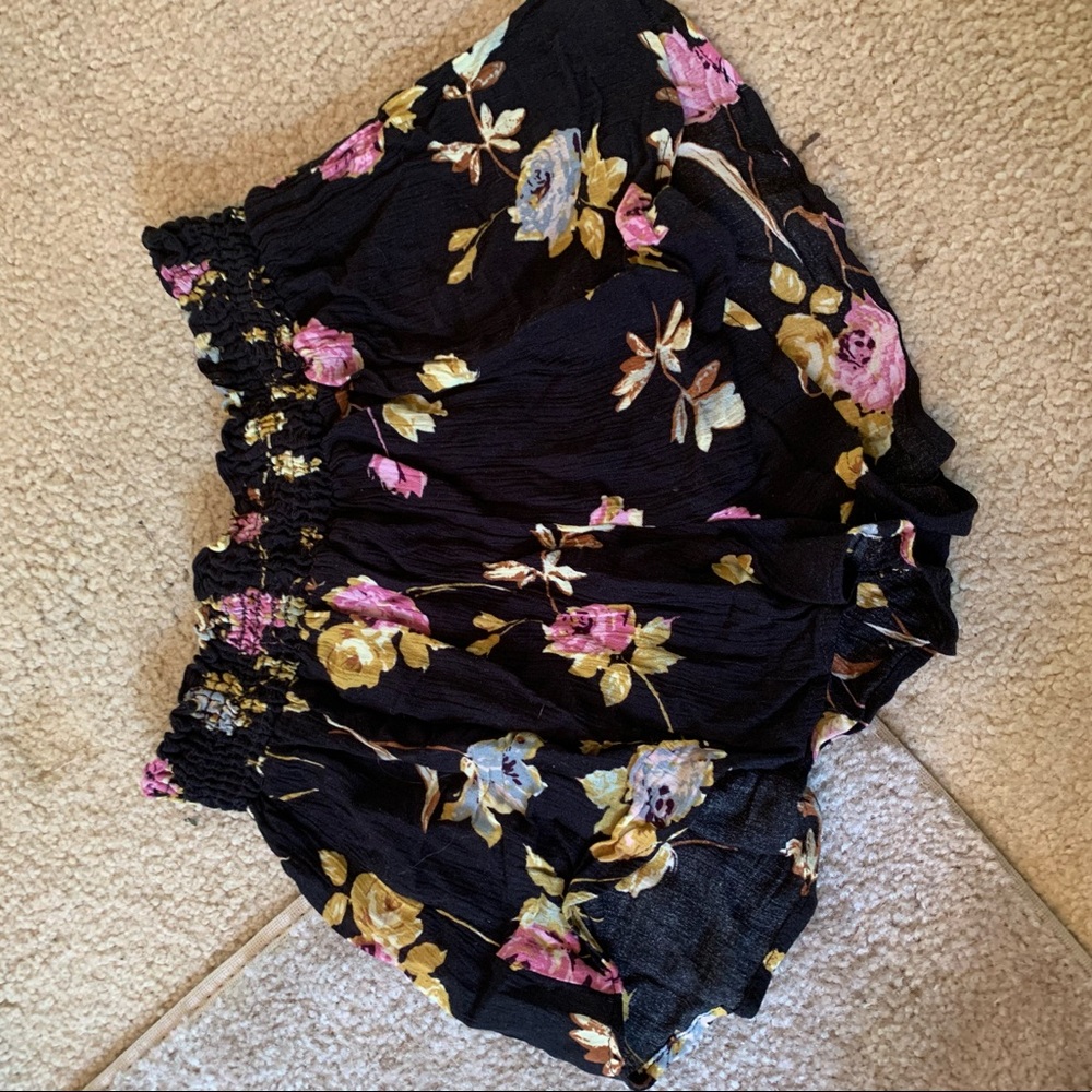 FLORAL FLOWY SHORTS